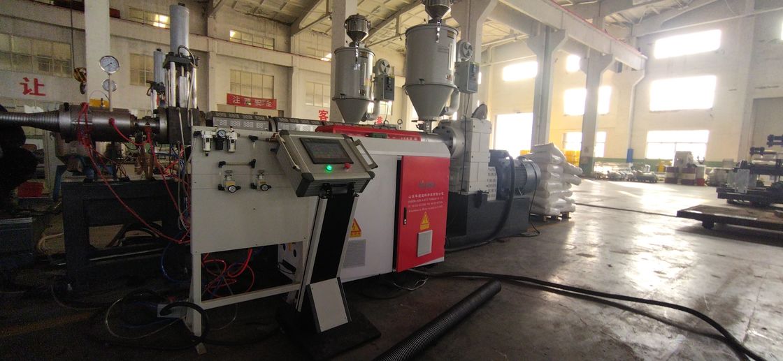 Linea di estrusione automatica per tubi corrugati a doppia parete con sistema di controllo PLC avanzato e 28/36 coppie di stampi per diametri di tubi da 50mm a 200mm