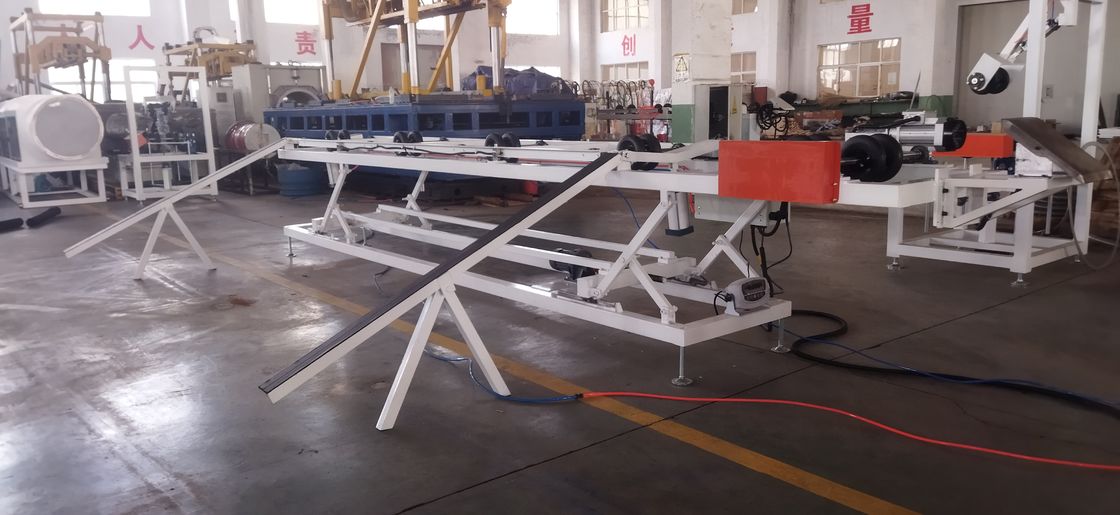 Linea di estrusione per tubi corrugati a doppia parete con diametro minimo di 63 mm, con durezza del cilindro HV>940 e sistema di controllo PLC