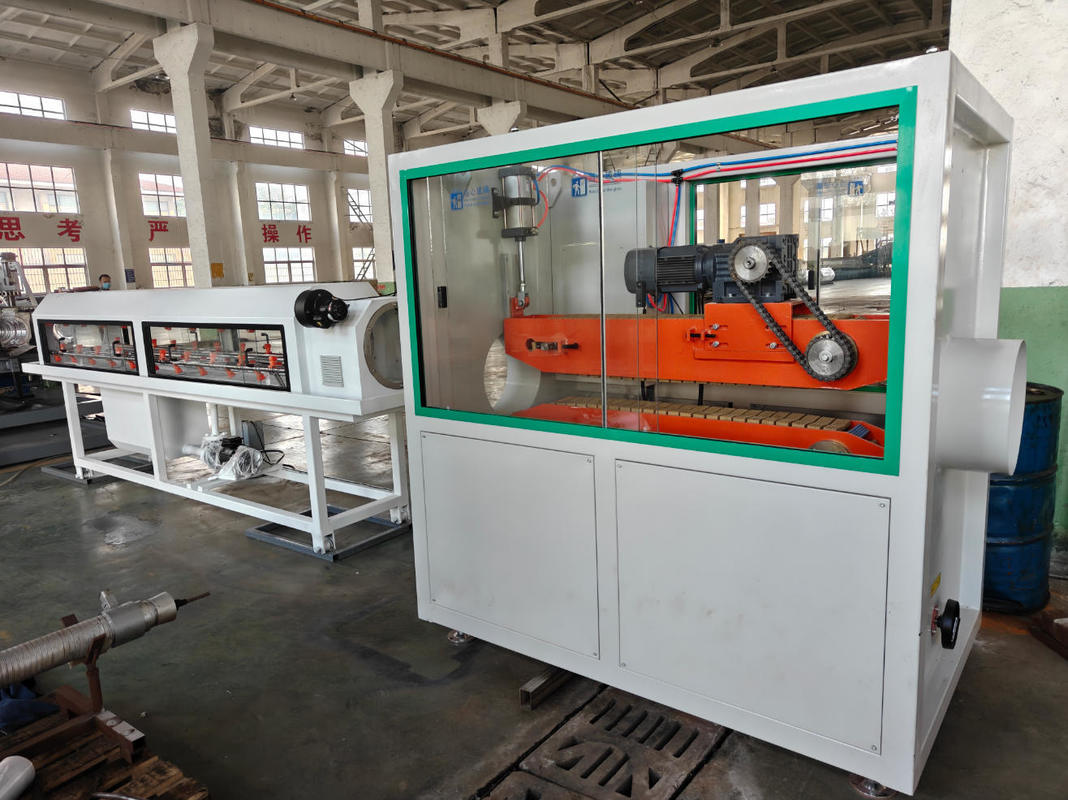 Linea di estrusione per tubi corrugati a parete singola con materiale del cilindro 38CrMoAlA, velocità massima di uscita 15 m/min e specifiche 75-250mm