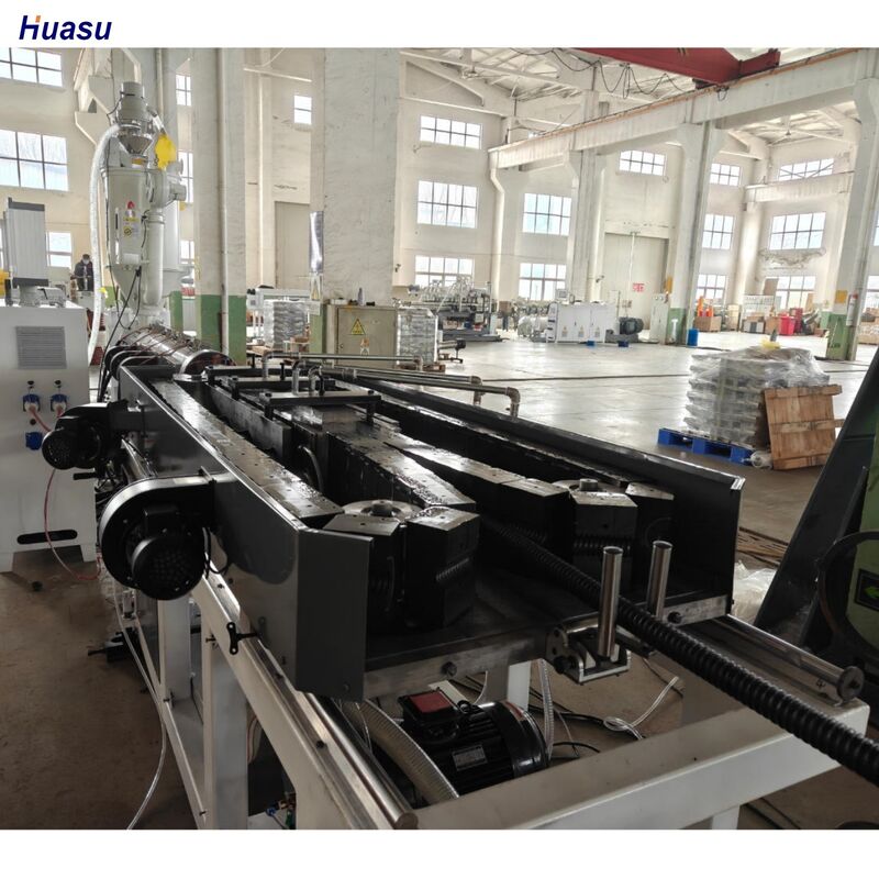 Linea di estrusione di tubi ondulati a parete singola con controllo PLC 37kw di potenza motoria e garanzia di 1 anno