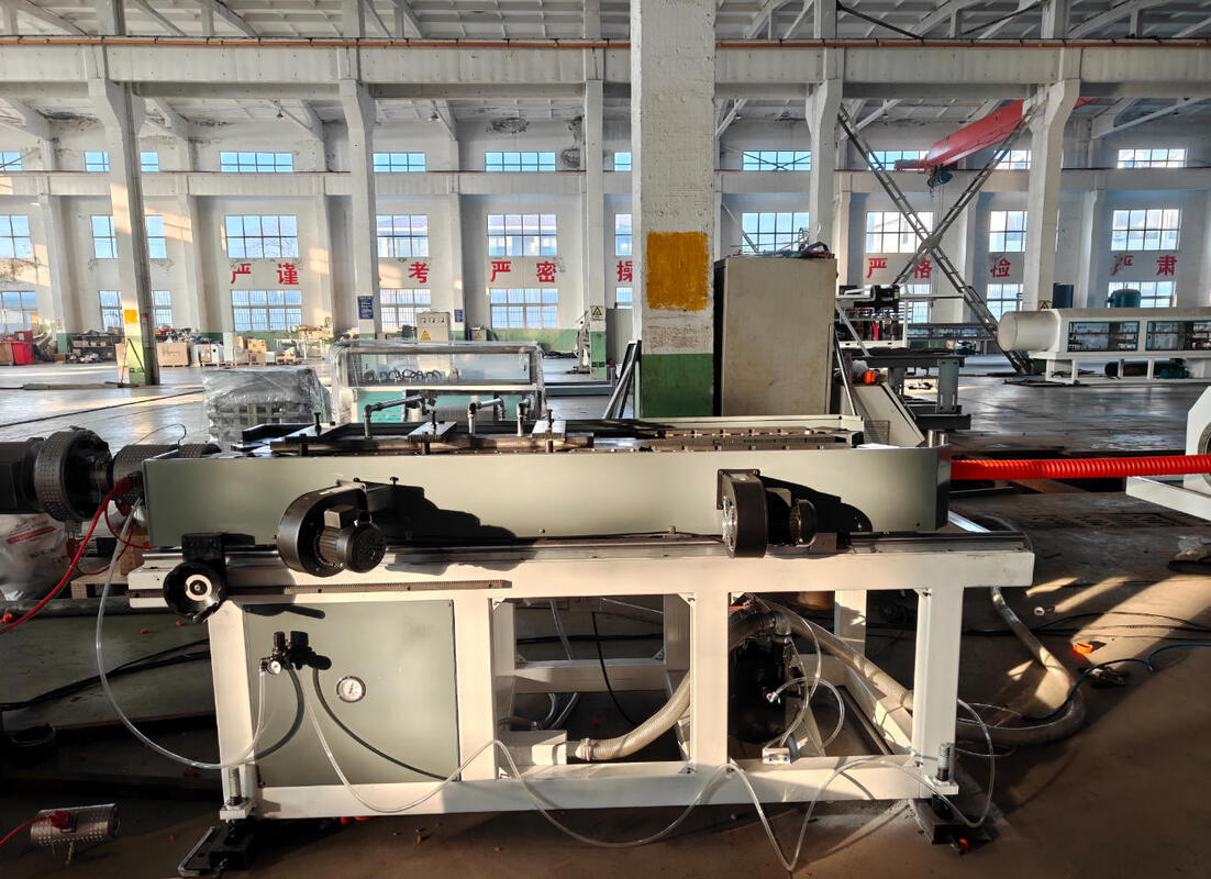 Linea di estrusione di tubi ondulati a doppia parete con raffreddamento continuo ad acqua a pressione, parti elettriche di marca Siemens e capacità di produzione da 100 kg/h a 2000 kg/h