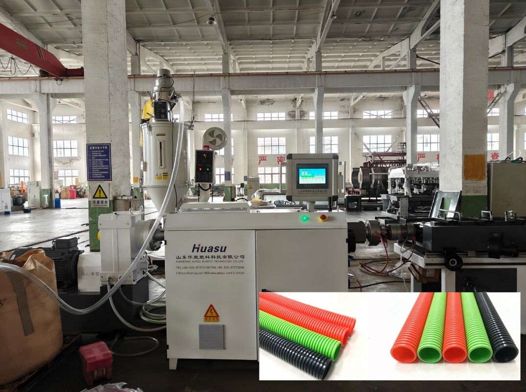 Linea di estrusione di tubi ondulati a parete singola con telecomando PLC e manicotto ad acqua in acciaio di alta qualità per l'estrusione di tubi di plastica